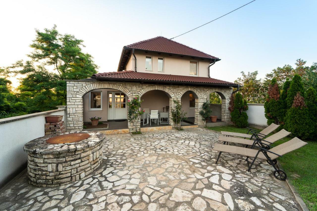 Danubio Residence Aljmaš Exteriör bild